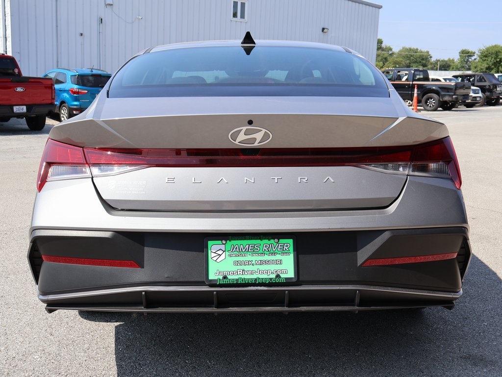 2024 Hyundai Elantra SEL photo 4