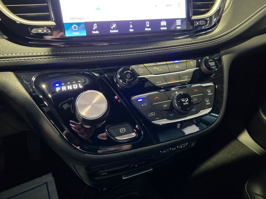 2025 Chrysler Pacifica photo 18