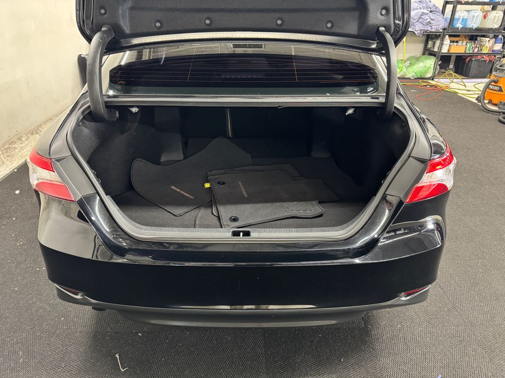 2018 Toyota Camry Hybrid LE photo 5