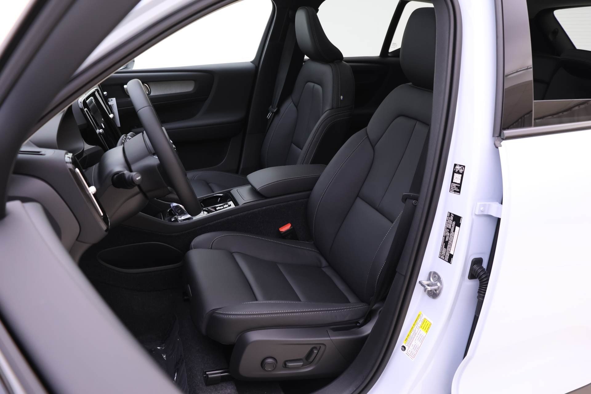 2026 Volvo XC40 Plus photo 5