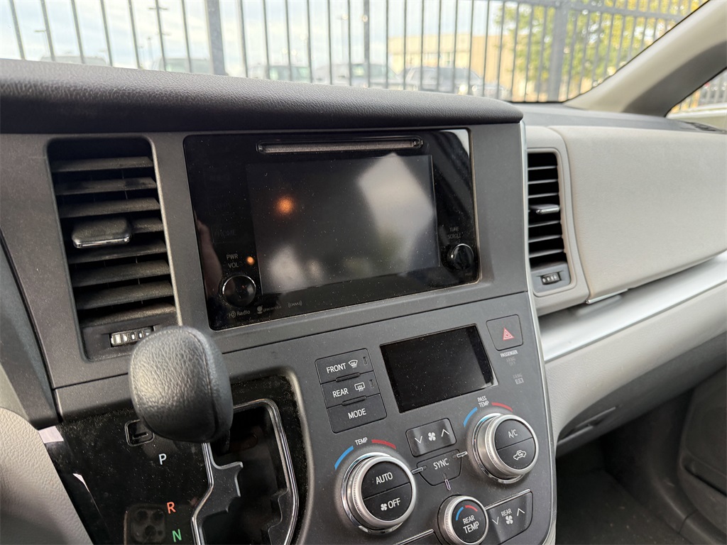 2017 Toyota Sienna LE photo 4