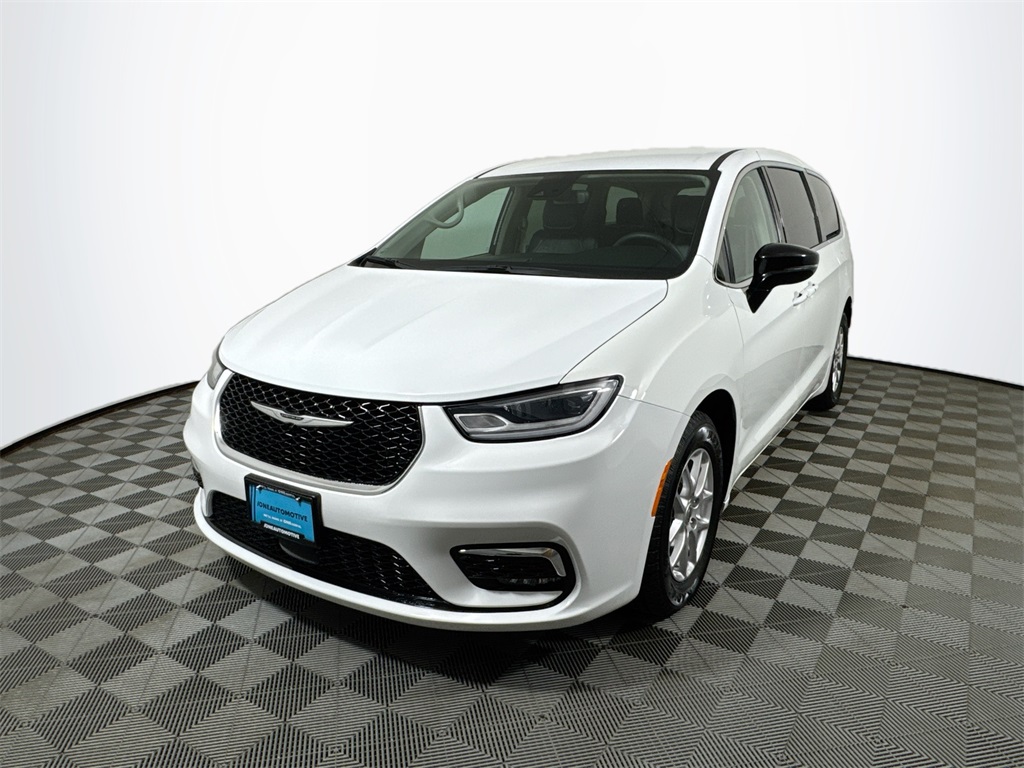 2024 Chrysler Pacifica Touring L's photo