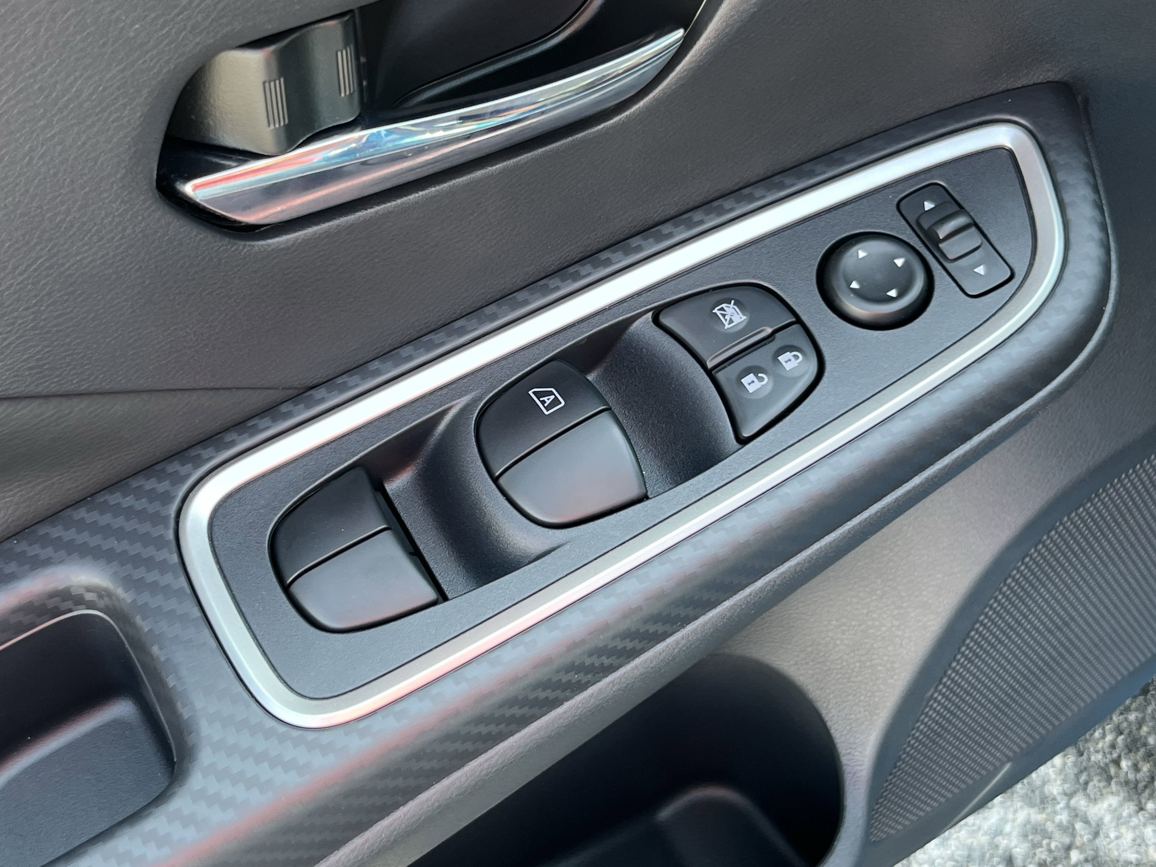 2025 Nissan Versa SR photo 2