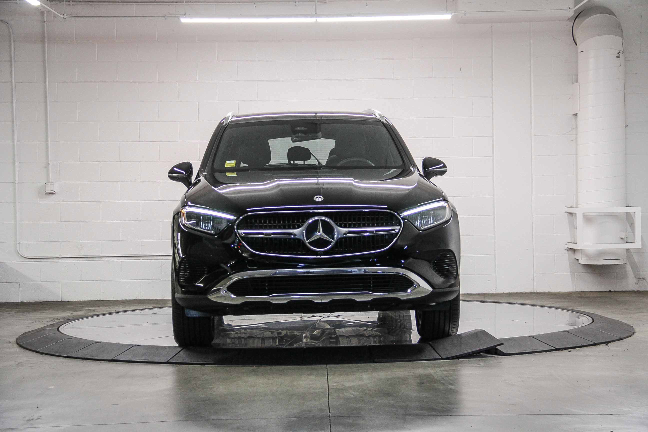 2025 Mercedes Benz GLC 300 photo 2