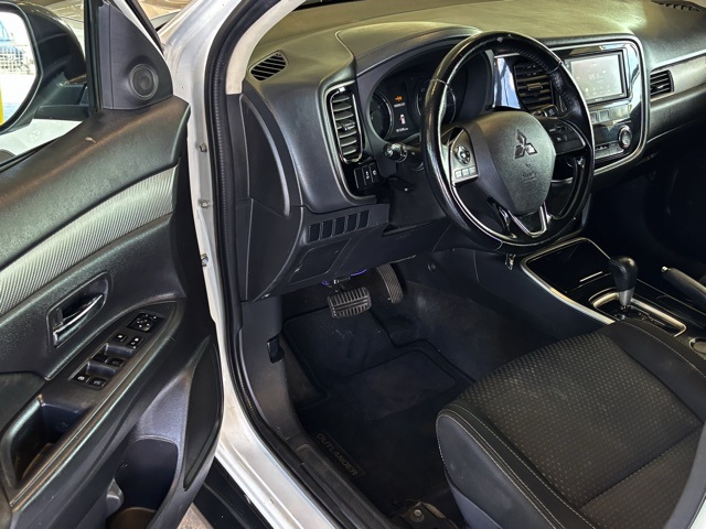2017 Mitsubishi Outlander ES photo 11