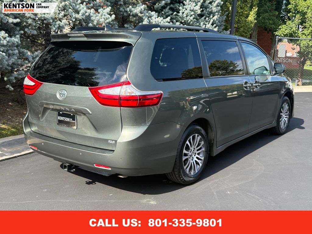 2019 Toyota Sienna XLE photo 8