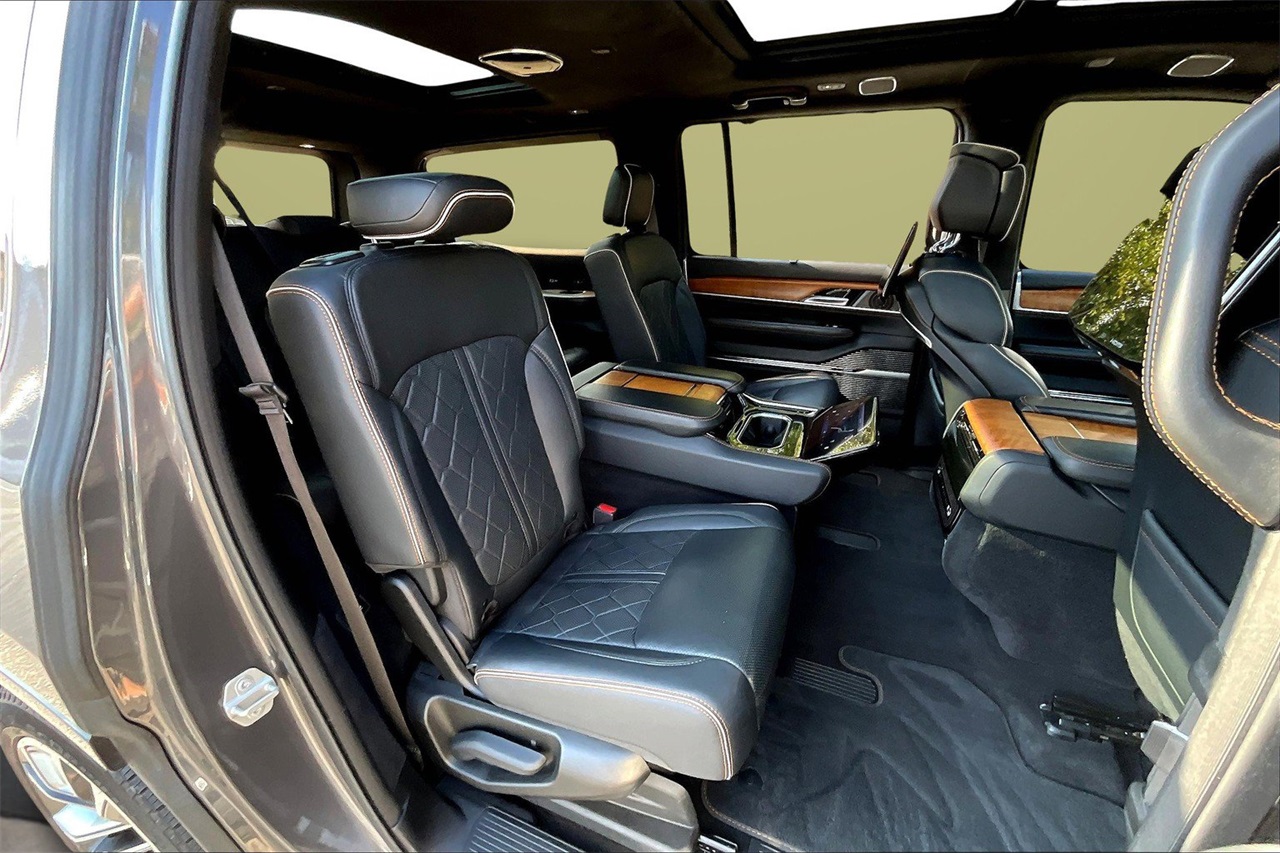 2024 Jeep Grand Wagoneer III photo 23