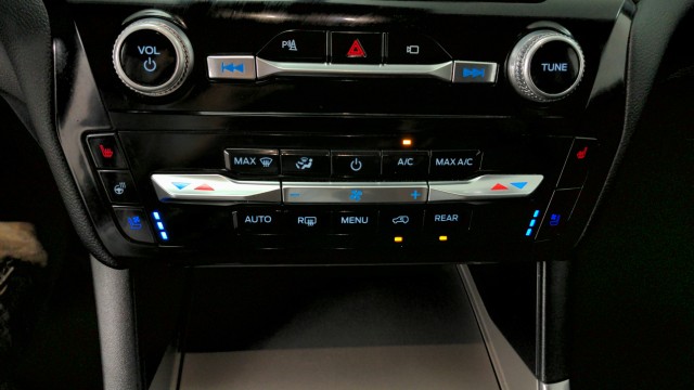 Used 2023 SILVER Ford Limited image 21