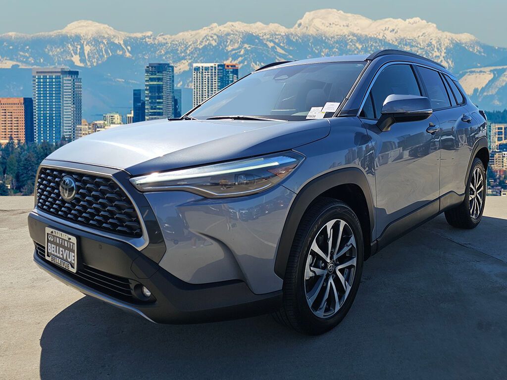 2023 Toyota Corolla Cross XLE photo 3