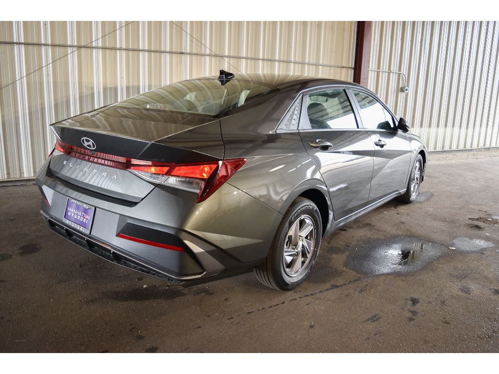 2025 Hyundai Elantra SE photo 4