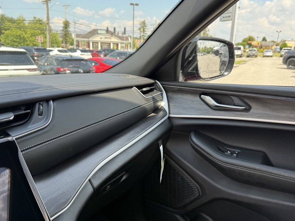 2025 Jeep Grand Cherokee Limited photo 20