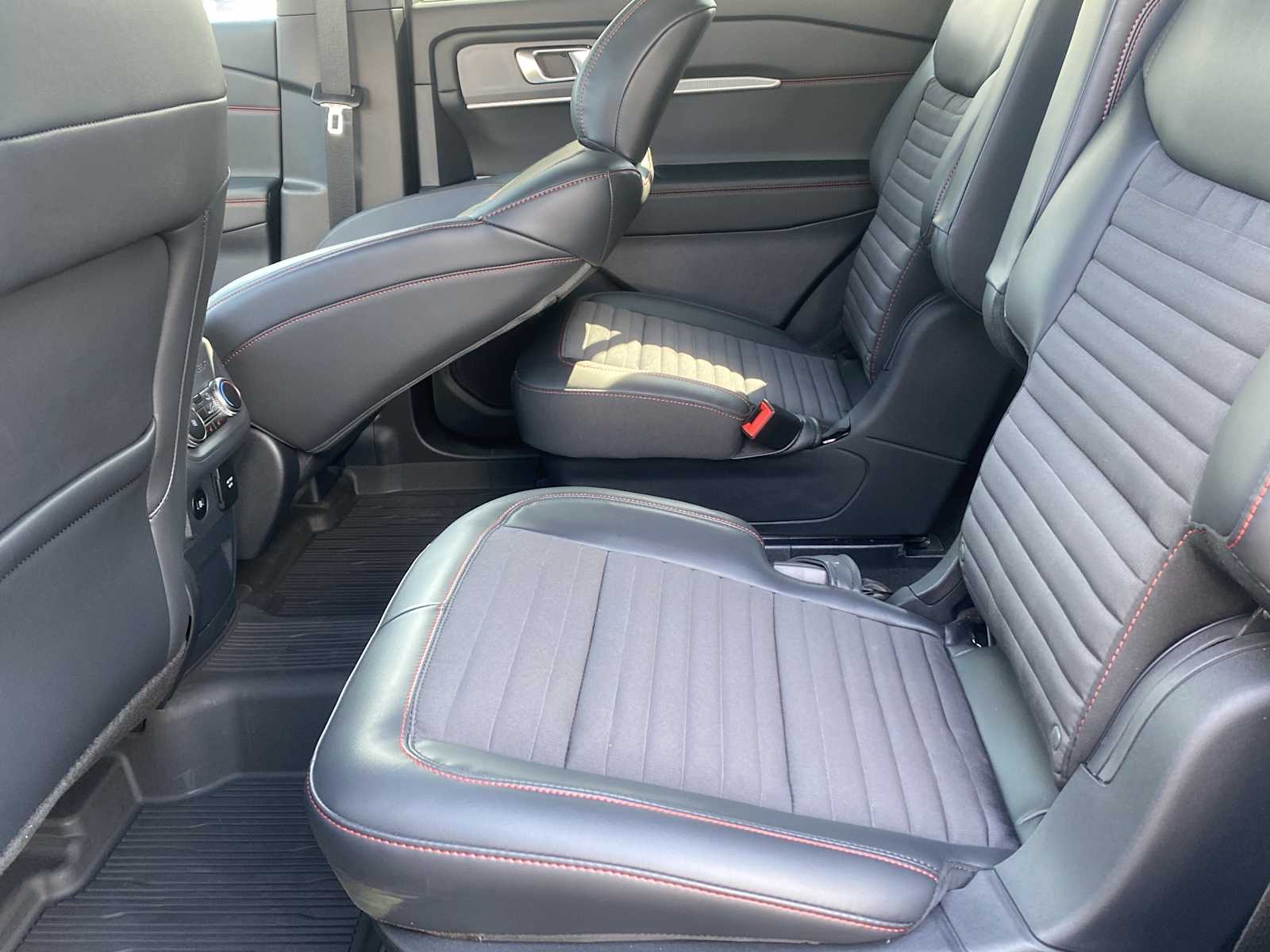2025 Ford Explorer ST-Line photo 27