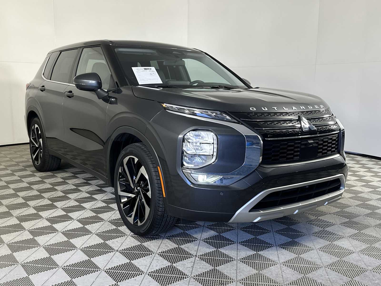 2024 Mitsubishi Outlander SE's photo