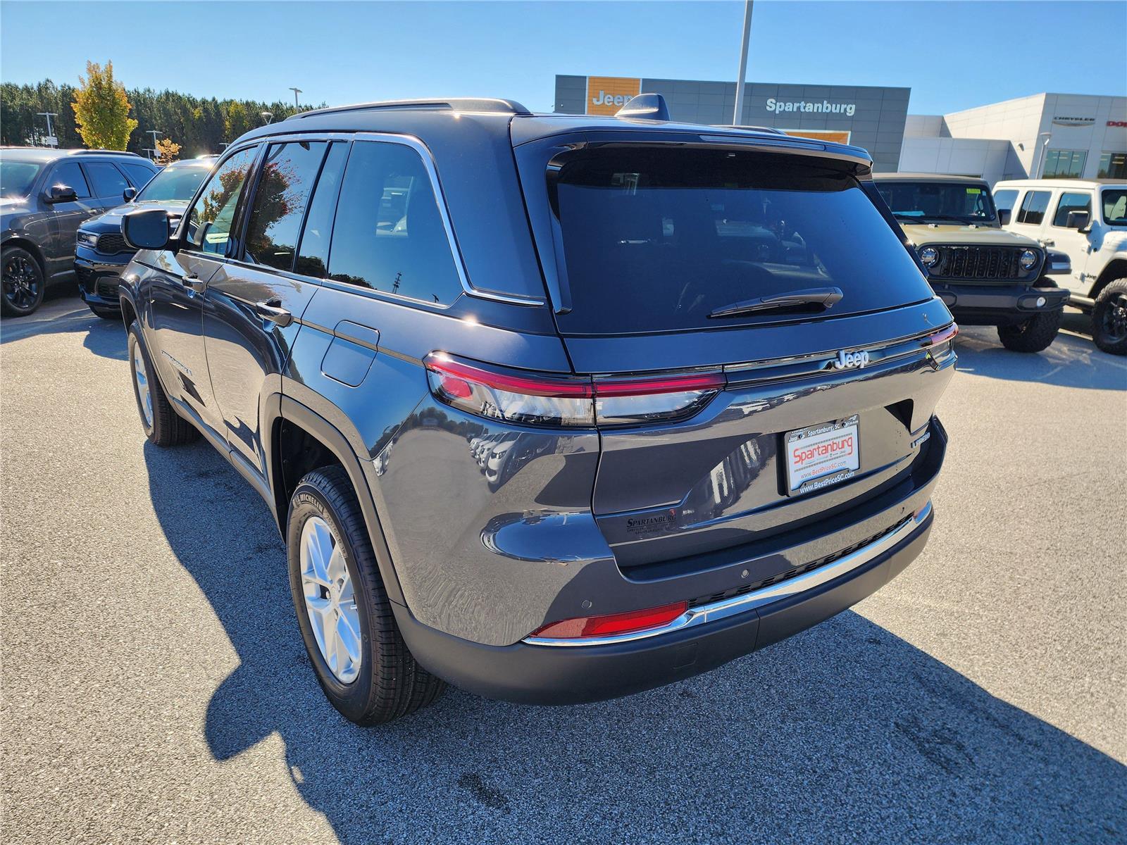2025 Jeep Grand Cherokee Laredo X photo 3