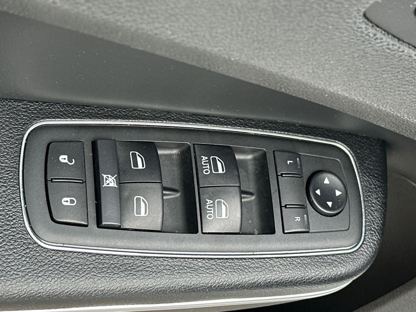 2020 Chrysler 300 photo 5