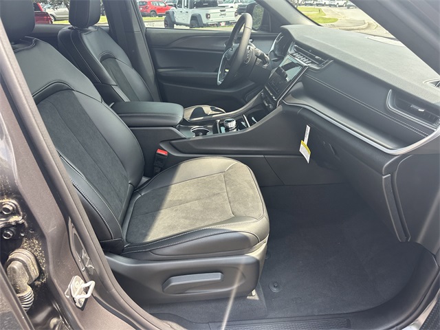 2025 Jeep Grand Cherokee Altitude photo 13