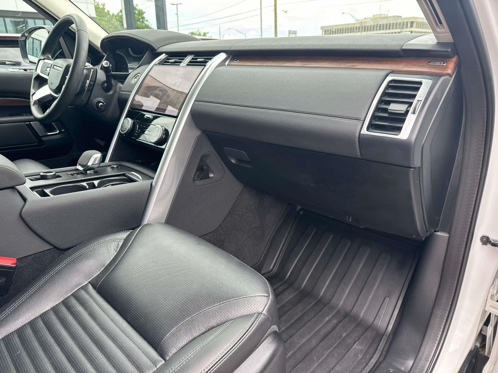 2024 Land Rover Discovery S photo 8
