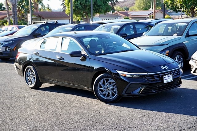 2024 Hyundai Elantra SEL photo 2