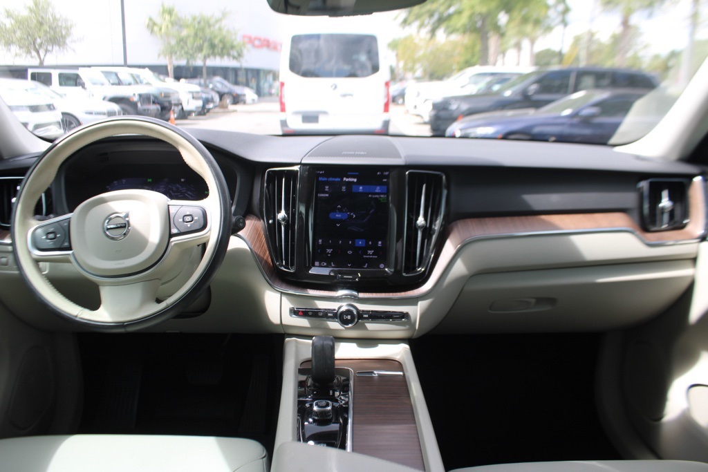 2022 Volvo XC60 Inscription R-Design Expression T8 Momentum B5 photo 25