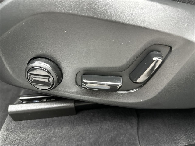 2025 Volvo XC60 B5 Plus photo 4