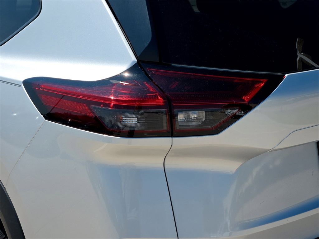 2022 Nissan Rogue SV photo 6