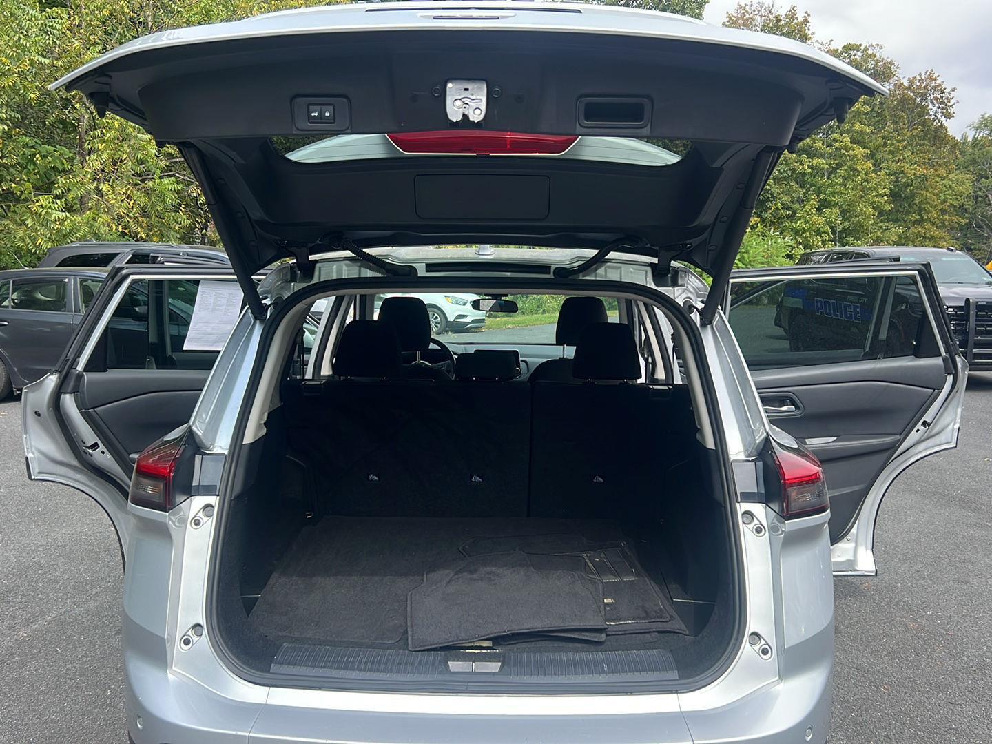 2024 Nissan Rogue SV photo 11