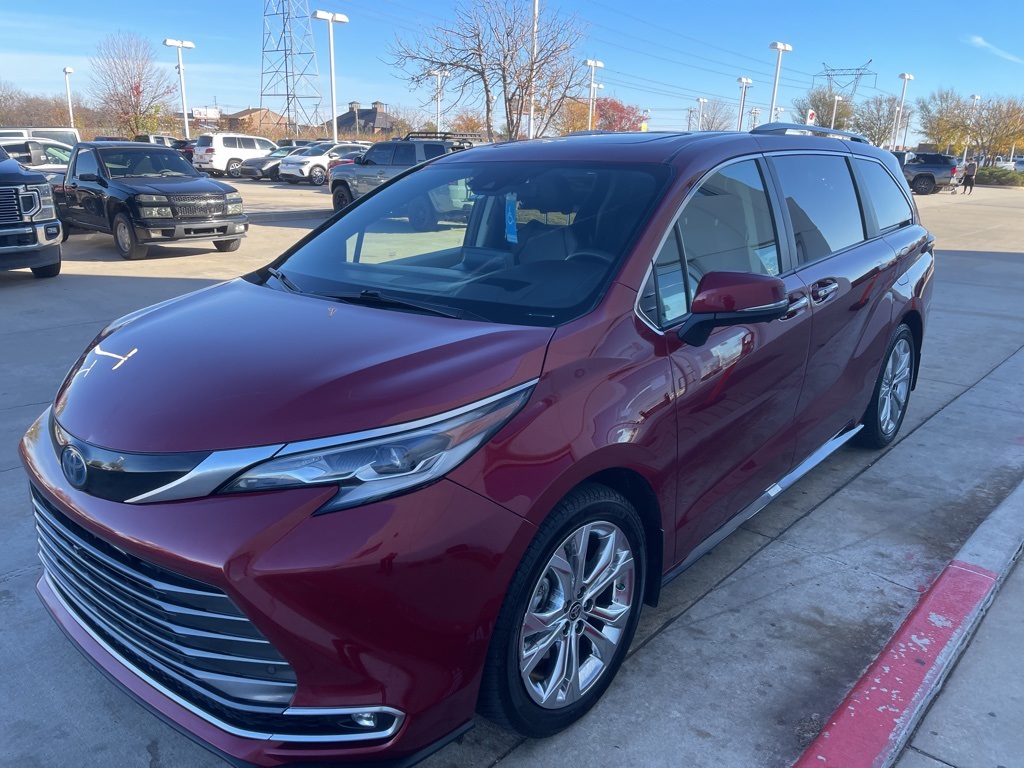 2022 Toyota Sienna Platinum's photo