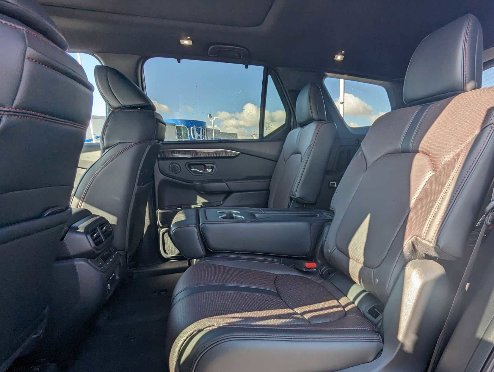 2025 Honda Pilot Black Edition photo 10