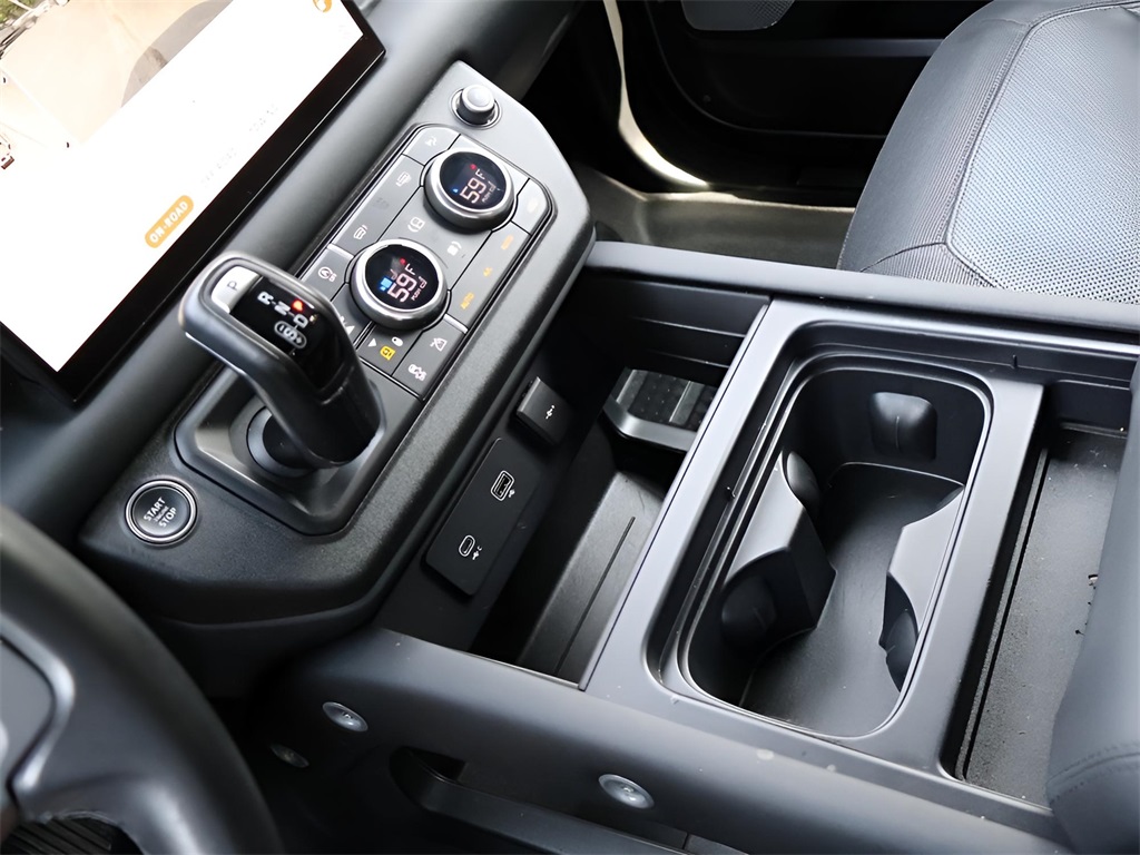 2024 Land Rover Defender 130 X-Dynamic SE photo 23