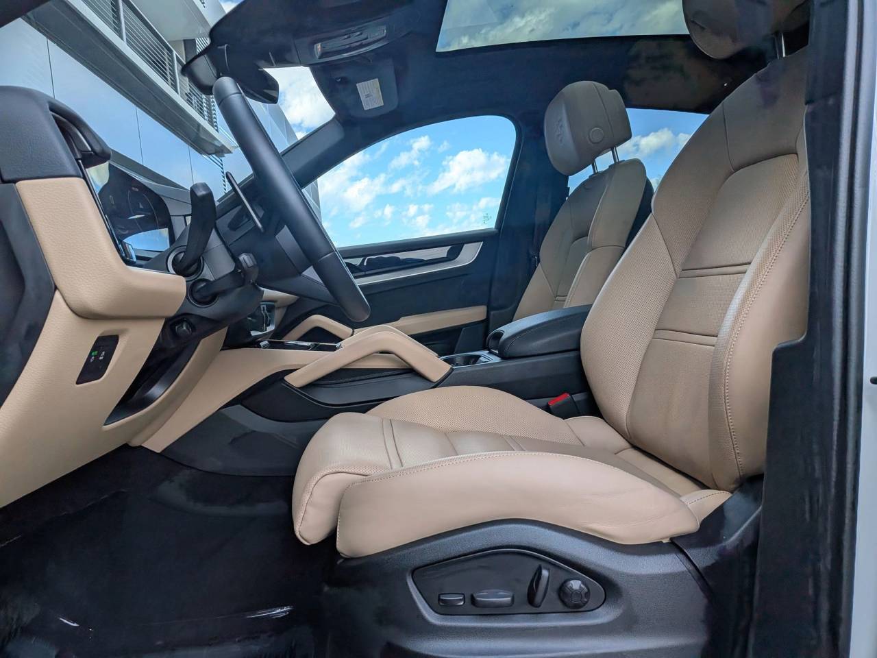 2025 Porsche Cayenne Coupe Base photo 5
