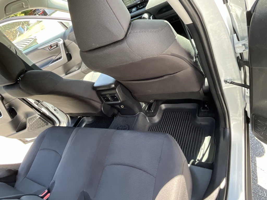 2022 Toyota RAV4 LE photo 21
