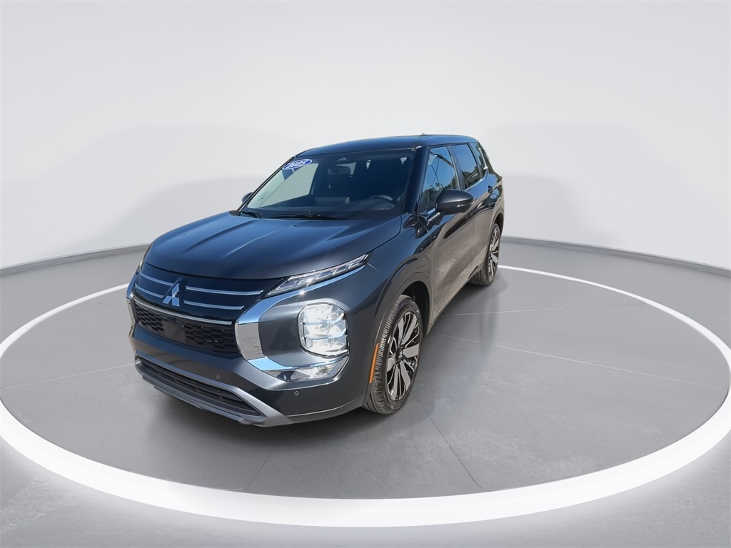 2025 Mitsubishi Outlander SE photo 4