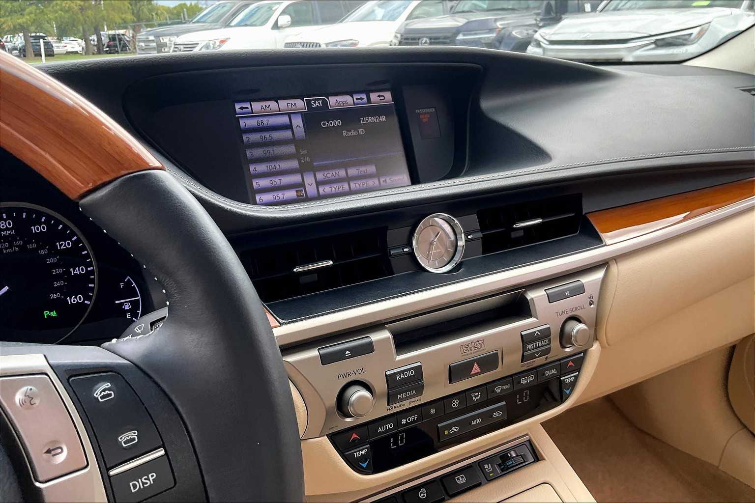 2013 Lexus ES 300h photo 5