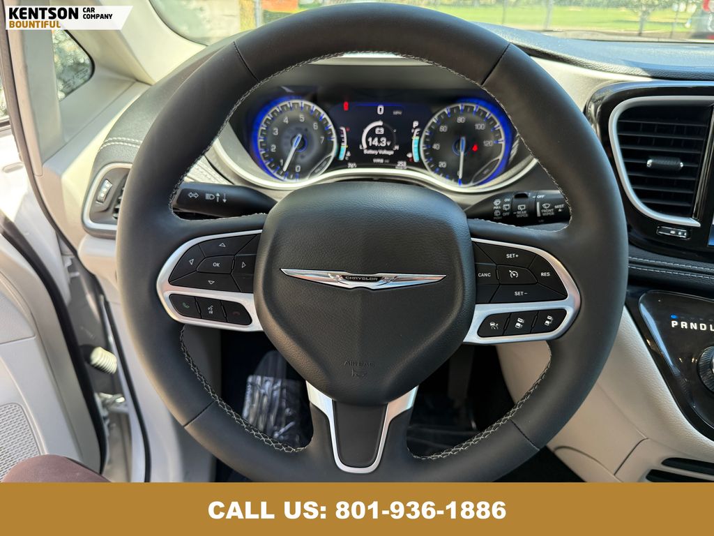 2024 Chrysler Pacifica Touring L photo 17