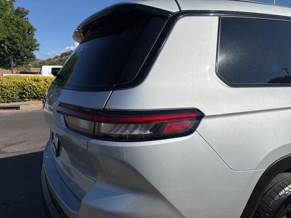 2024 Jeep Grand Cherokee Altitude photo 3