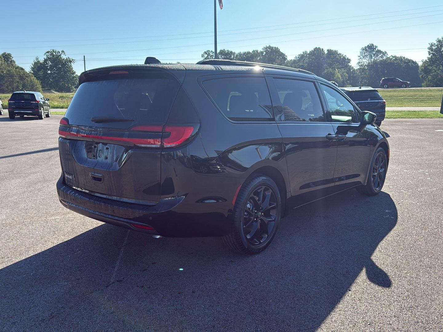 2026 Chrysler Pacifica photo 16