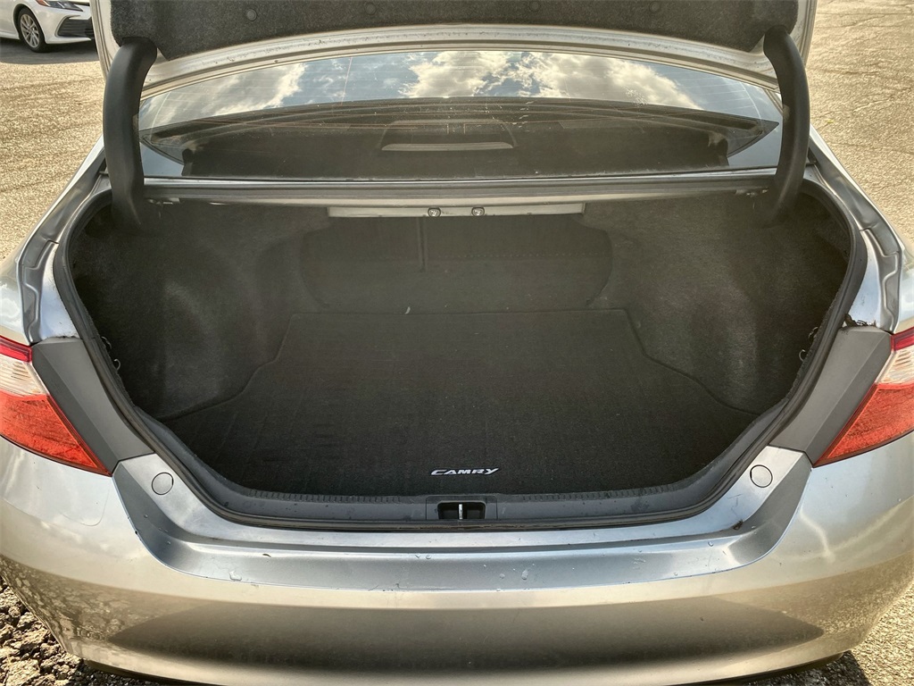 2016 Toyota Camry XLE photo 19