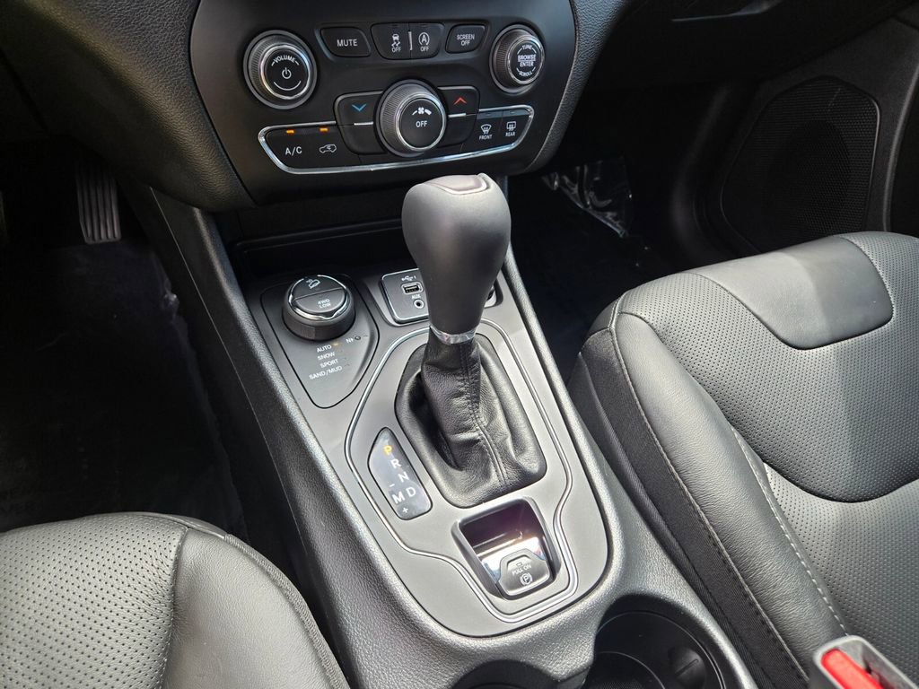 2021 Jeep Cherokee Latitude Lux photo 16