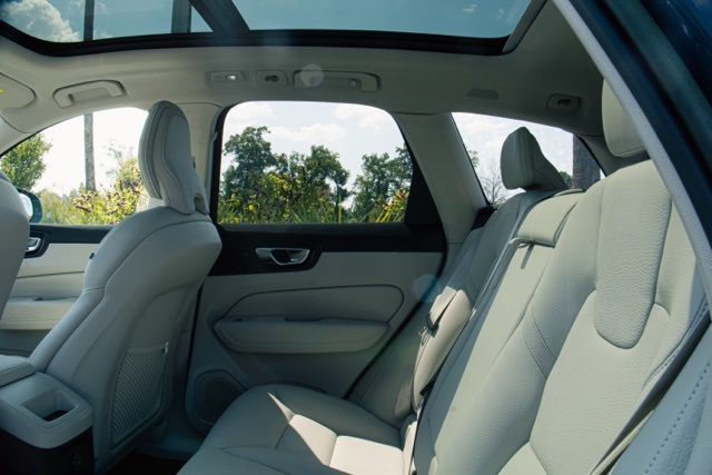 2022 Volvo XC60 Recharge Hybrid T8 Inscription Expression photo 15