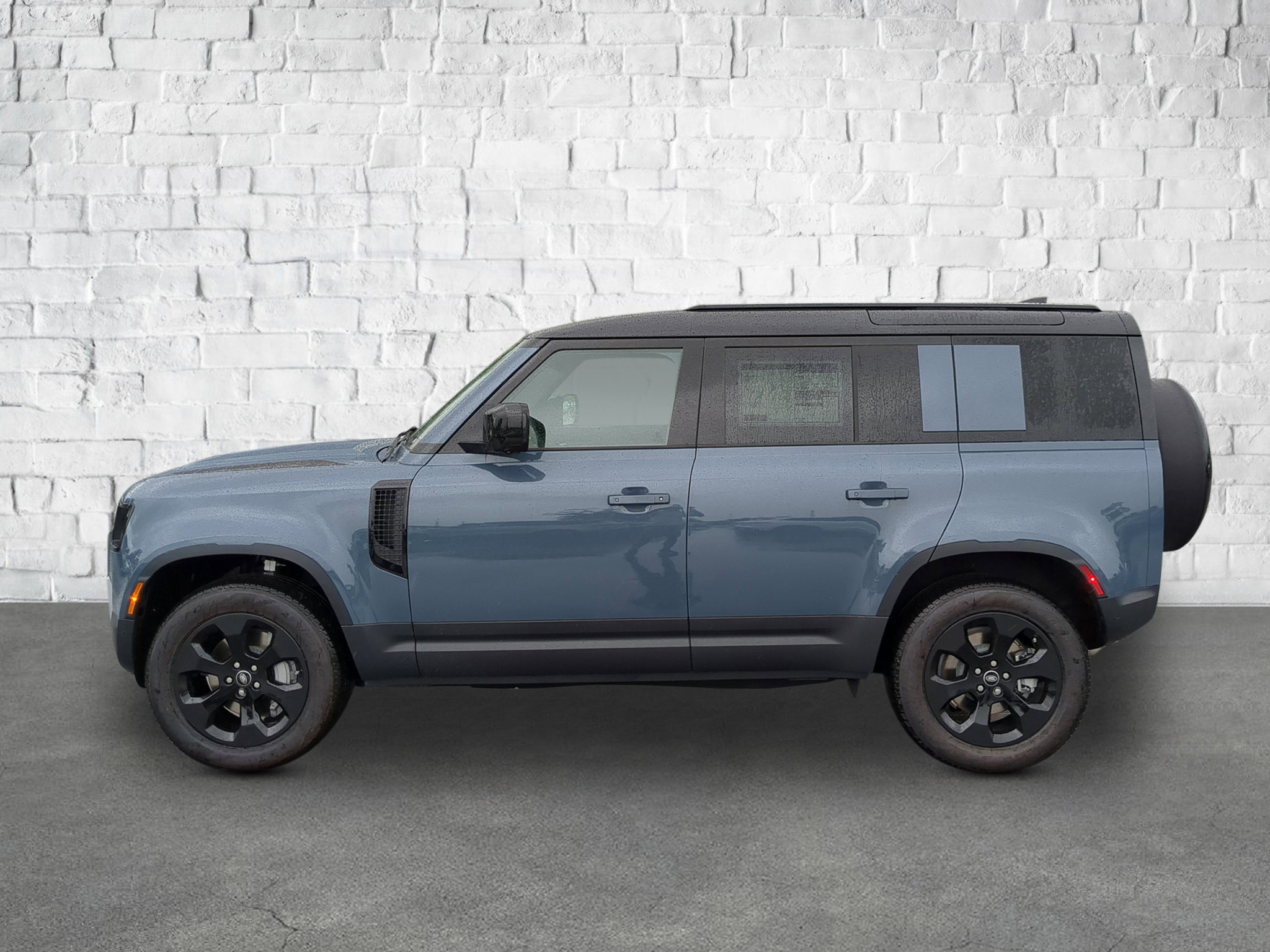 2025 Land Rover Defender 110 S photo 3