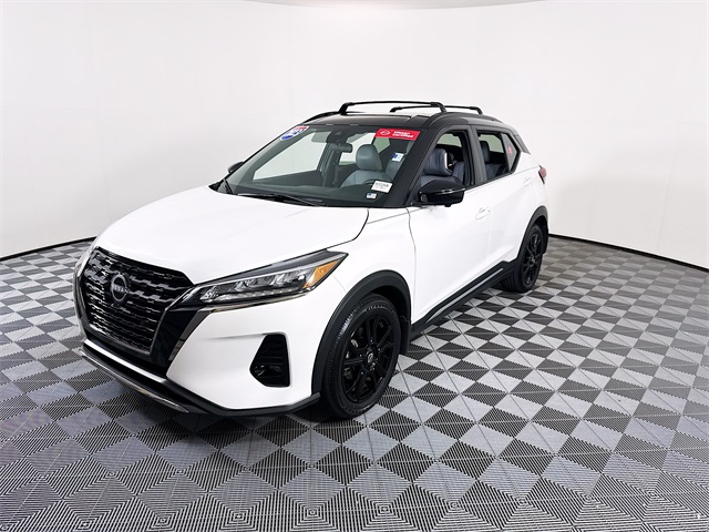 2023 Nissan Kicks SR photo 2