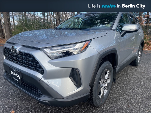 2025 Toyota RAV4 LE's photo