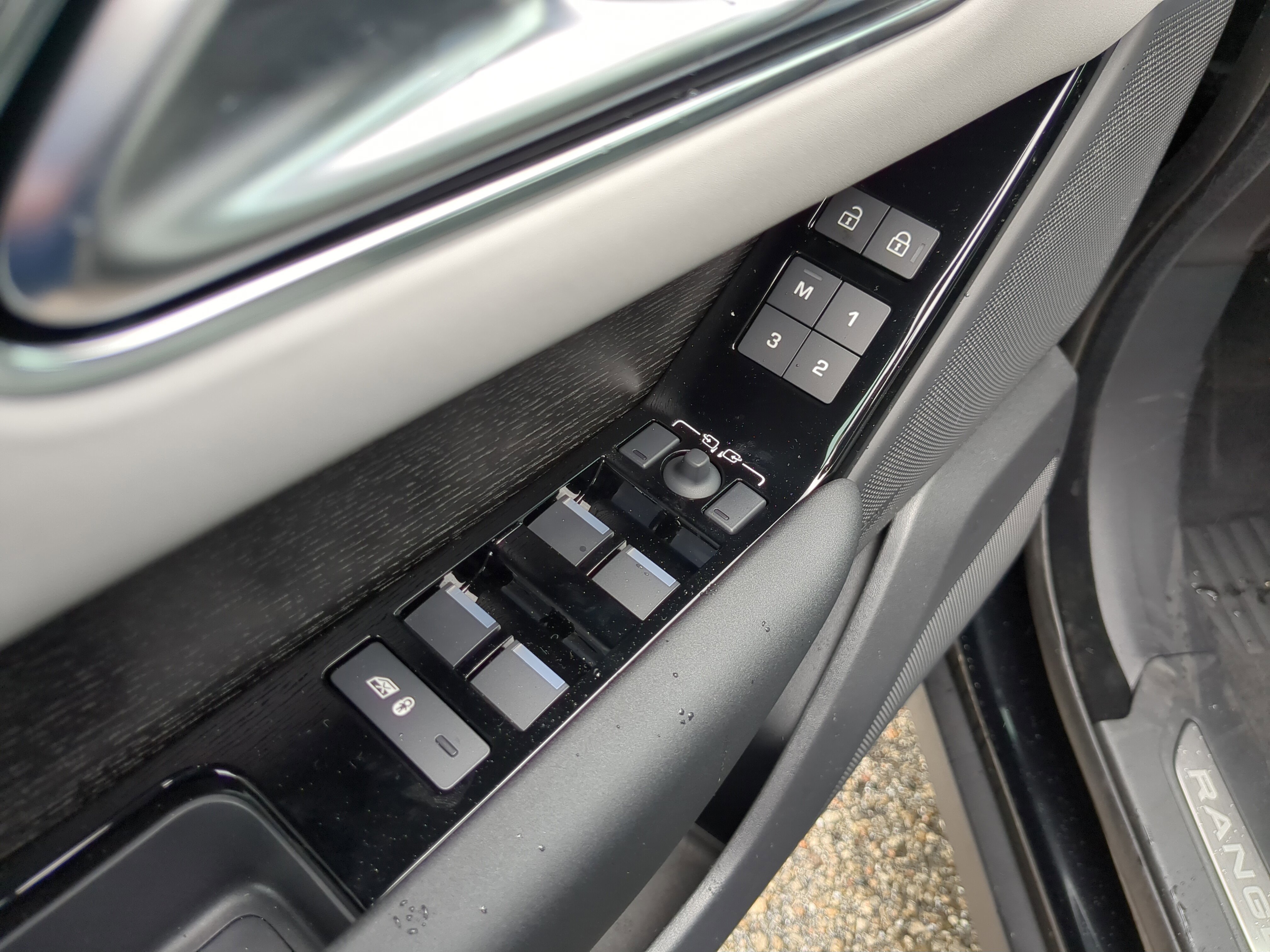 2026 Land Rover Range Rover Velar SE photo 9
