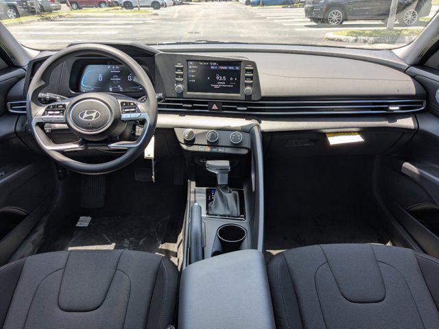 2025 Hyundai Elantra SE photo 13