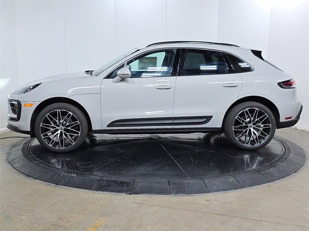 2026 Porsche Macan T photo 9