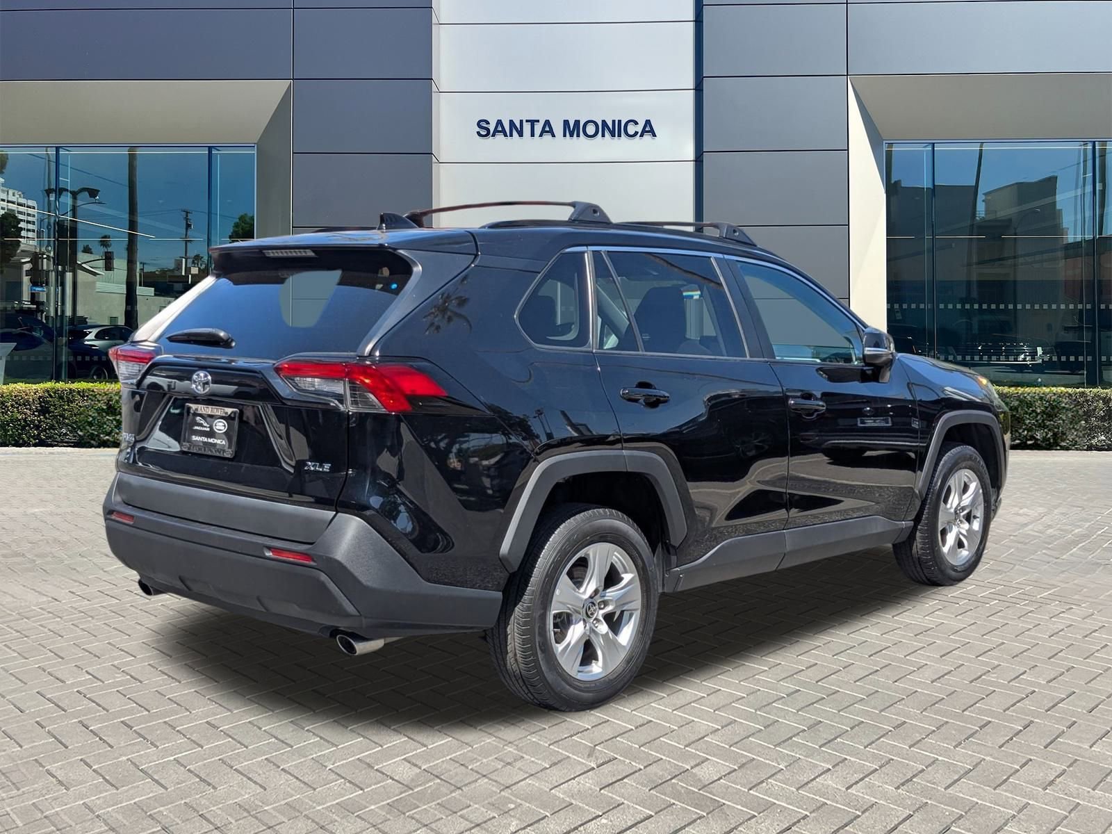 2021 Toyota RAV4 XLE photo 3