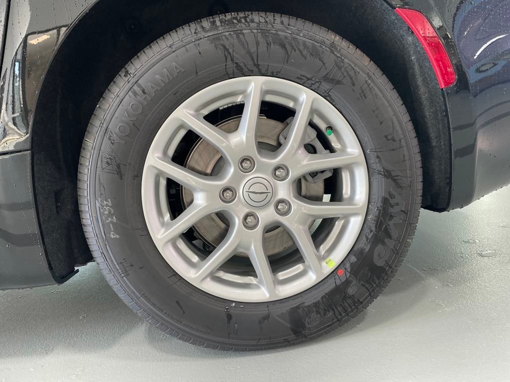 2025 Chrysler Pacifica photo 6