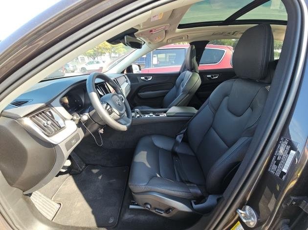 2025 Volvo XC60 B5 Plus photo 6