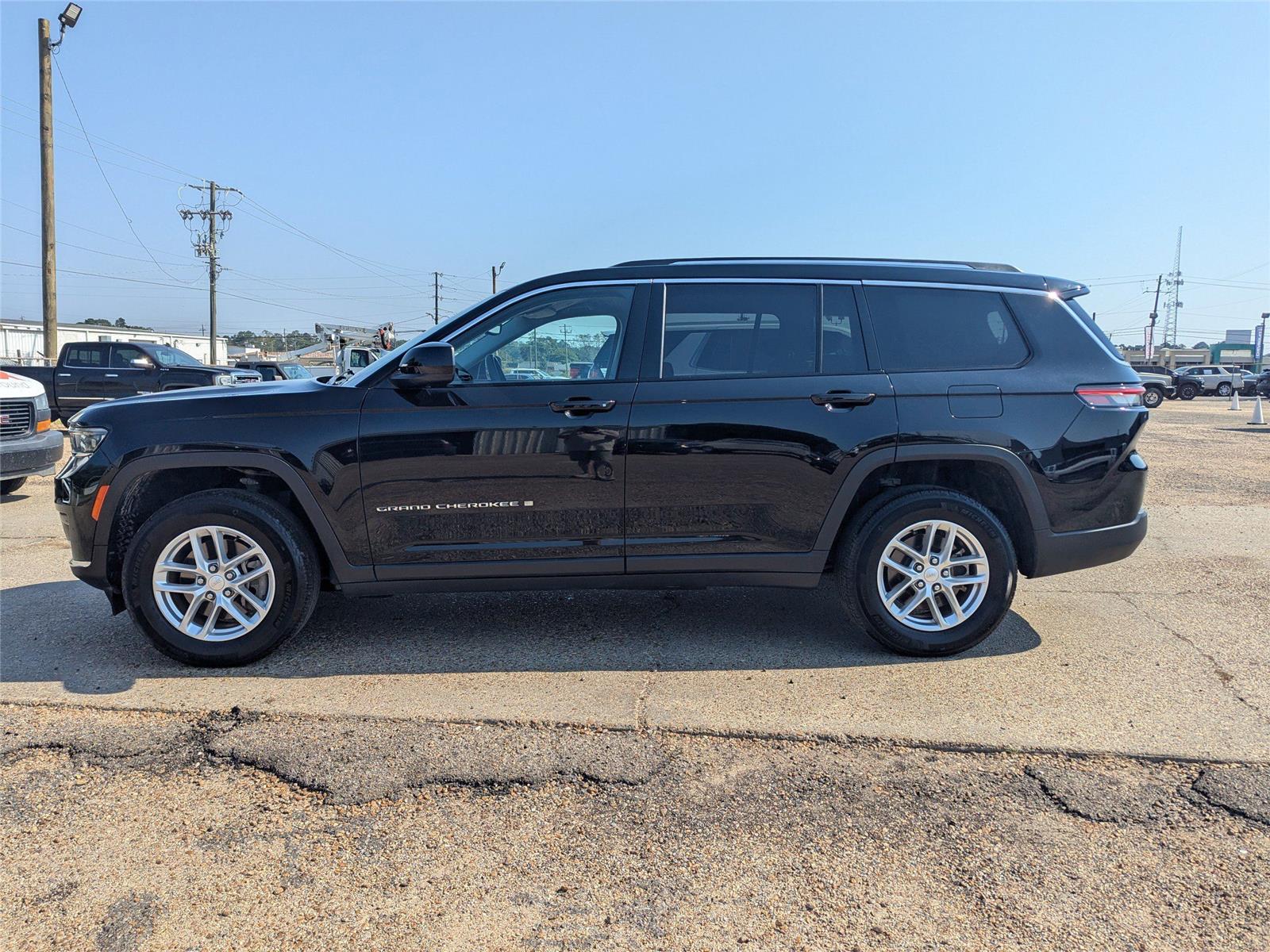 2023 Jeep Grand Cherokee Laredo photo 2