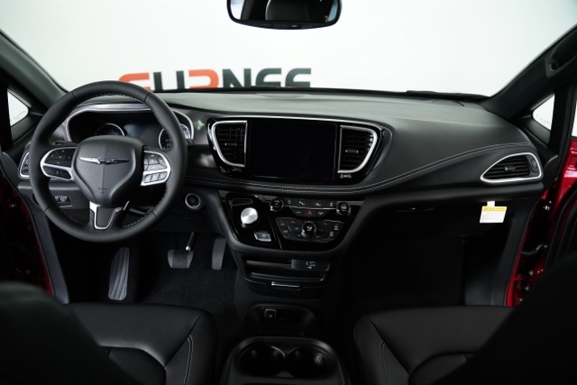 2026 Chrysler Pacifica photo 28